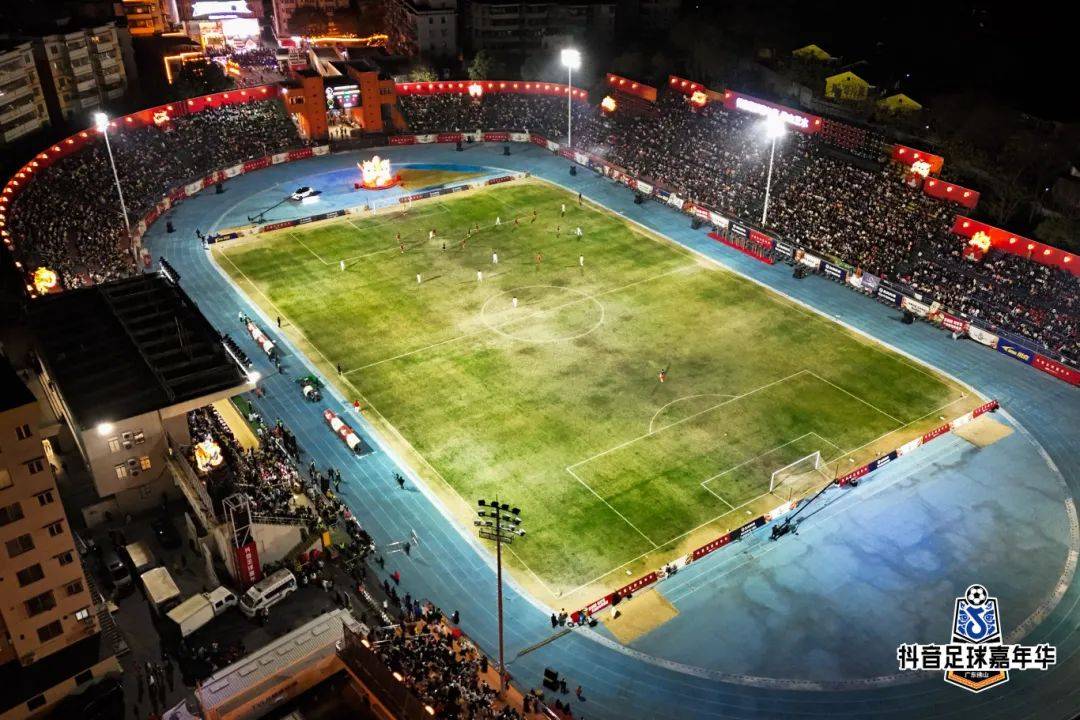 足球赛事拉开帷幕，球迷热情难以遏制