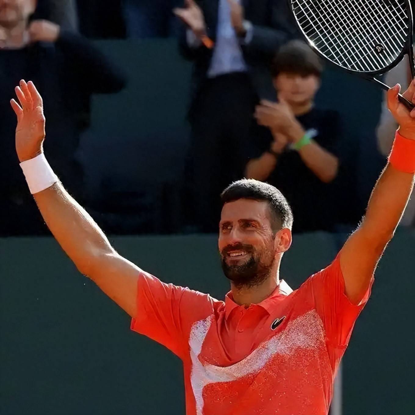 费德勒回归赛场，问鼎冠军首场状态亮眼，公牛观众沸腾！