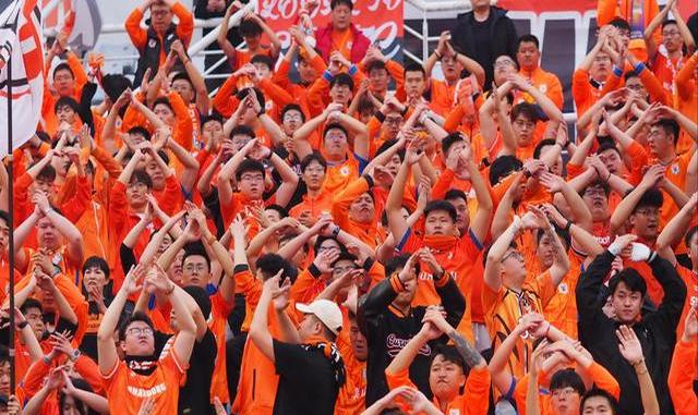 凯恩回归赛场，战术调整首场状态亮眼，巴塞罗那观众沸腾！